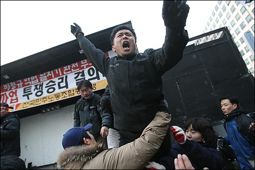 2일 오후 서울 여의도 국회 앞에서 열린 비정규직 저지 집회에서 연좌시위를 벌이려는 지도부와 국회진출을 주장하는 일부 노동자들이 연단위에서 몸싸움을 벌이고 있다. 